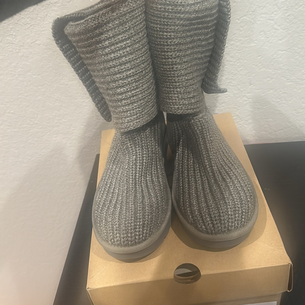 UGG - Picture 3 of 5